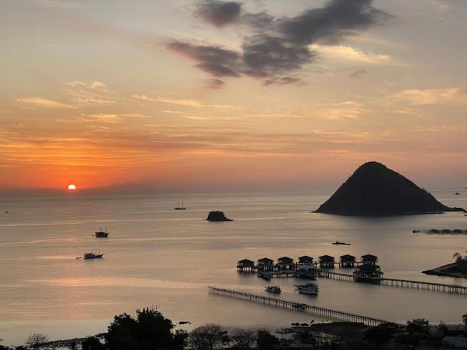 Sunset Hill Hotel Лабуан Баджо Екстериор снимка